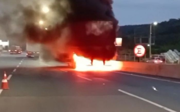 Um caminhão de carga pegou fogo perto de uma praça de pedágio na BR 101, em Garuva (Foto: Divulgação/CBMSC)