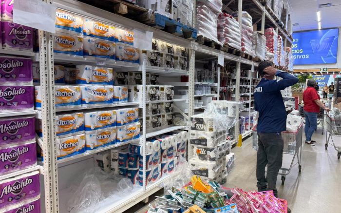 No Fort Atacadista, em Itajaí, reportagem encontrou reposição nas prateleiras mas clima de normalidade nesta quinta (Foto: Gabi Rudolf)