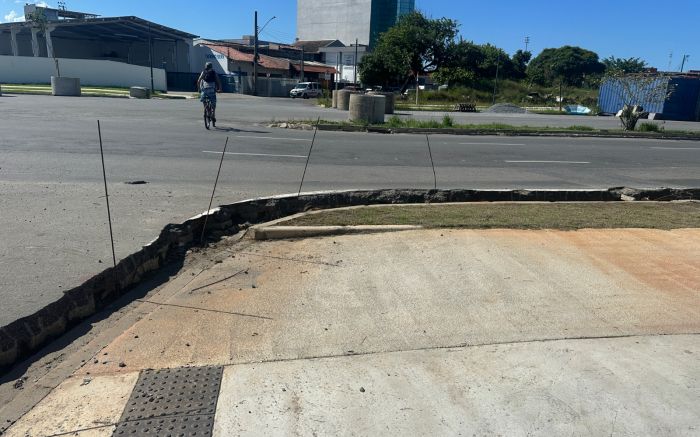 Diferença de altura entre calçada e asfalto dificulta passagem de pedestres (Foto: Camila Diel)