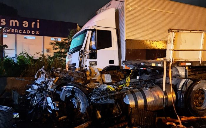 Acidente deixou feridos e causa longa fila no Morro do Boi (Foto: Reprodução)