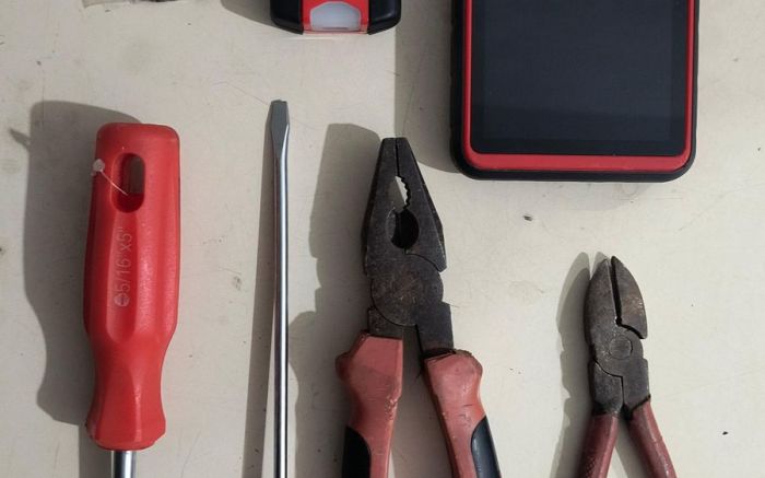 Mulher foi socorrida após pular de carro e pedir ajuda na BR 101 (Foto: Divulgação/PM)