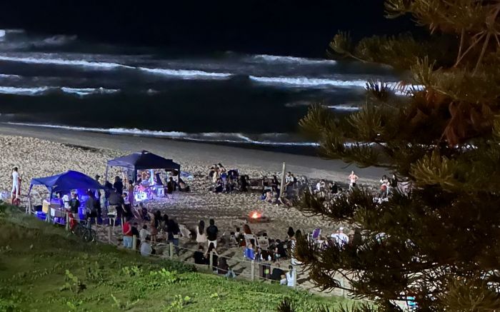 Luau com fogueira e som alto incomodou moradores na Praia Brava (Foto: Reprodução)