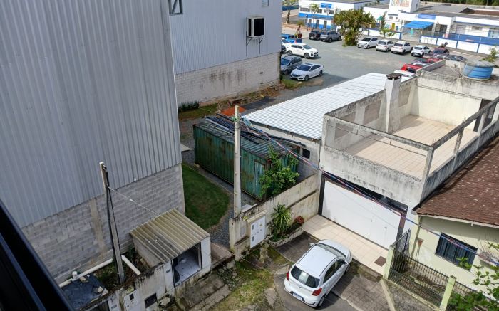 Uma moradora reclamou do acúmulo de lixo na ArenaBC (Foto: Leitora)