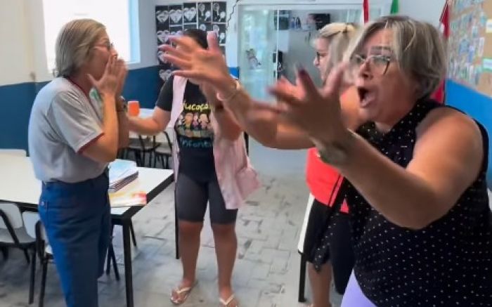 Drama de mãe desorientada contada por Diogo foi encenado pela equipe da creche. (Fotos: Reprodução).