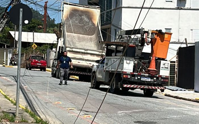 Celesc e BCTrânsito trabalham no local (Foto: Divulgação/BC Trânsito)