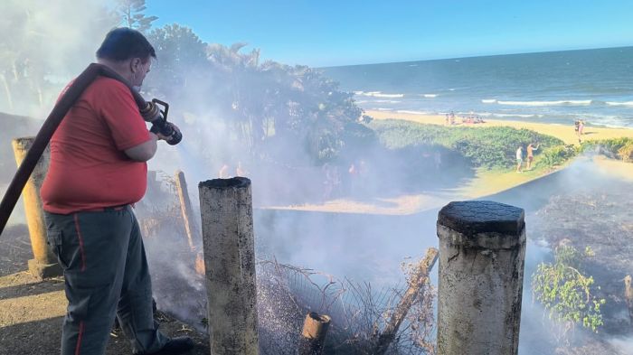 Bombeiros militares e voluntários levaram quase duas horas para extinguir o fogo. Fotos Gregory Souza e CBV-BV / Divulgação.