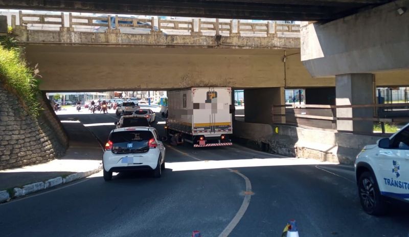 Motorista foi multado por desrespeitar limite de altura
