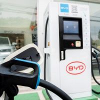 BYD acelera e amplia rede de recarga no Brasil