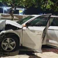 Motorista de Audi bate em poste na orla de BC