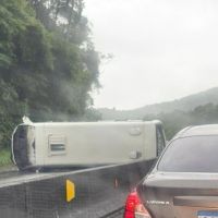 Micro-ônibus tomba e bloqueia BR 101 no sentido Curitiba