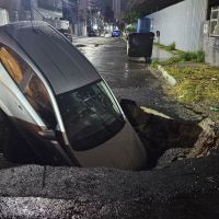 Motorista cai em buraco aberto por chuva em BC