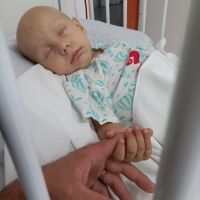 Pai pede ajuda para tratar o filho de quatro anos com câncer