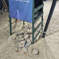 Atletas encontram pedras em quadras de beach tennis de BC