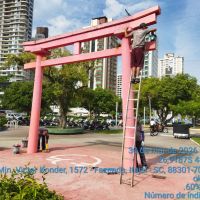 Nova pintura de portal japonês vira alvo de críticas por cor “rosa”