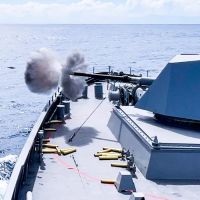 Marinha usa tiros de canhão pra testar fragata construída em Itajaí