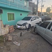 Colisão entre três carros acaba em rapaz espancado e gravemente ferido