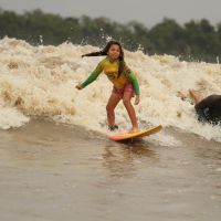 Surfista mirim de Itajaí encara pororoca e entra no RankBrasil