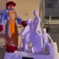 “Fofão” faz pirueta e quebra pedaço da escultura dos imigrantes italianos