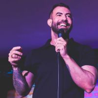 Humorista Raphael de Campos se apresenta nesta sexta em Floripa