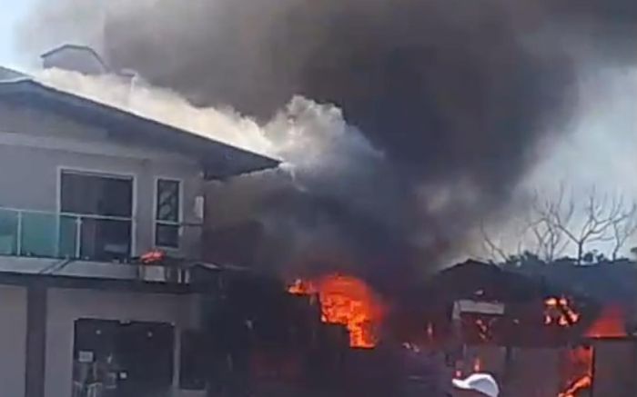 Moradores ouviram duas explosões e logo em seguida o incêndio (Foto: Reprodução)