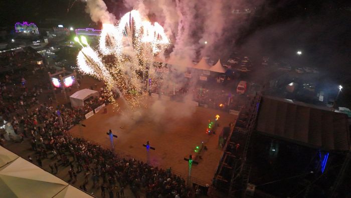 Abertura do rodeio reuniu 15 mil pessoas na noite de sexta (Foto: Divulgação)