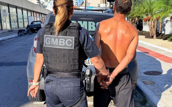 Guarda encontrou cara perto da praça Almirante Tamandaré com mercadorias furtadas (Foto: GMBC)