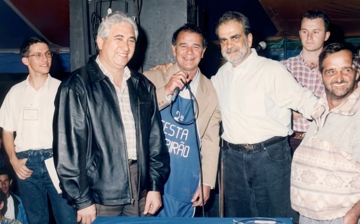 Solo, de microfone, ao lado de Maurício Kubrusly, na Festa do Pirão de Barra Velha em 1998, em entrevista ao Fantástico. (Foto: Arquivo / Juvan Neto).