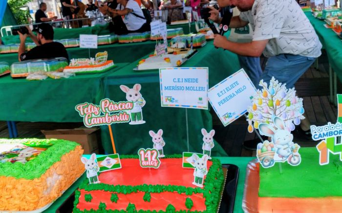 Corte do bolo marcou os 142 anos de Camboriú com participação da comunidade (Foto: Divulgação/PMC)