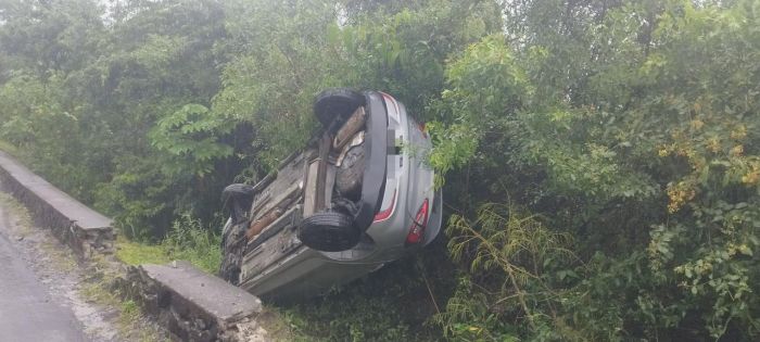 Um carro derrapou e saiu da pista na avenida Rodesindo Pavan (Foto: Divulgação/Autarquia BC)