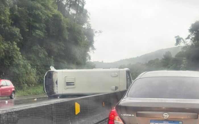 Acidente já deixa mais de três quilômetros de filas (Foto: Leitor)