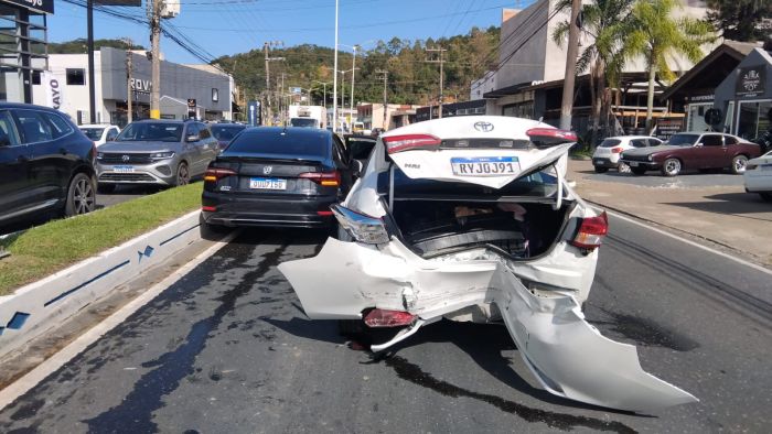 Acidente entre três veículos deixou somente danos materiais