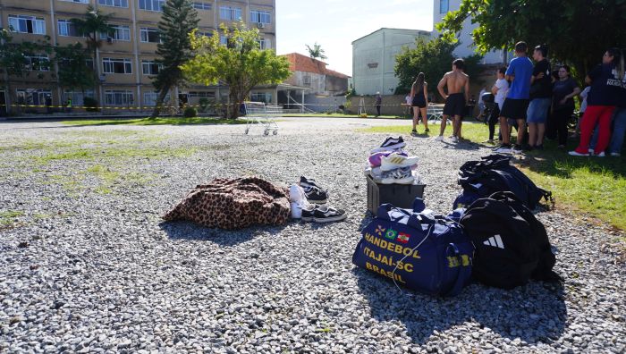 Na hora do desastre, quatro jogadoras estavam num dos apês e fugiram às pressas após estalos e tremor
