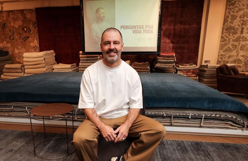 O renomado arquiteto e designer paulista Maurício Arruda, que apresentou o programa Decora GNT por cinco anos, esteve terça-feira em Balneário Camboriú para uma palestra. A plateia aproveitou a ocasião para felicitar o arquiteto por seu aniversário. Quem trouxe o evento à região foi a Botteh Tapetes.