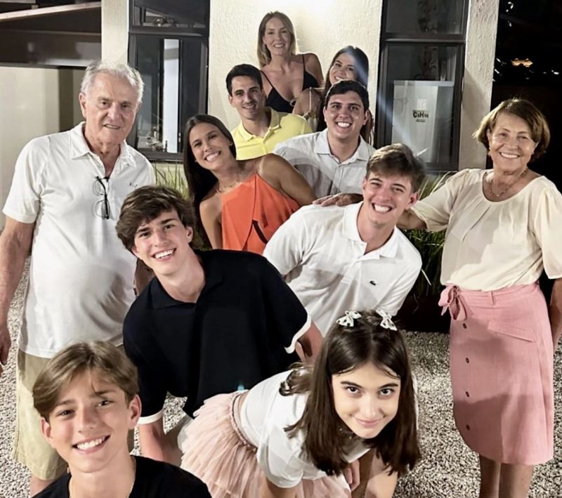 Lóla Dalçoquio e Maria, felizes, em dia de curtir os netos: Yohana, Isabella, Wilmar, Otílio, Mª Eduarda, João Marcos, Guilherme, Helena e Pedro Henrique