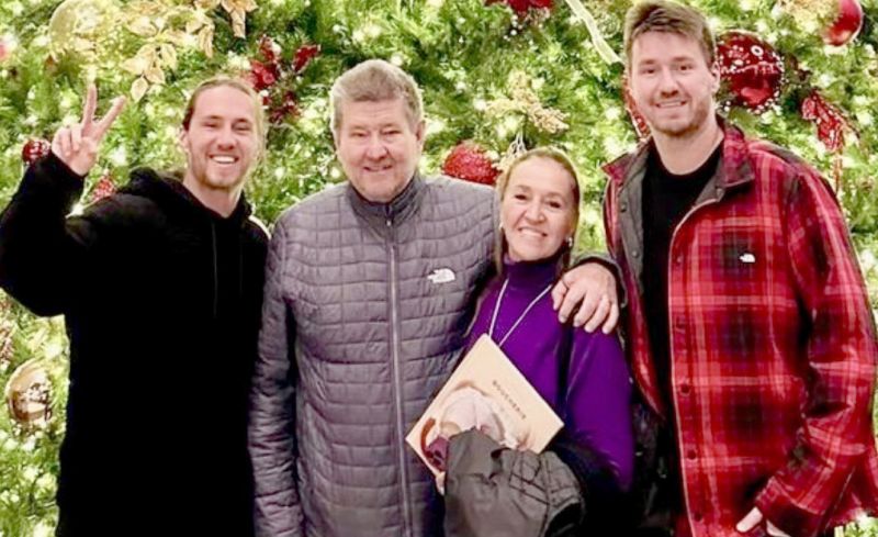 O cantor Vitor Kley, com os pais Ivan, Janice e o irmão, Bruno curtindo o frio em New York