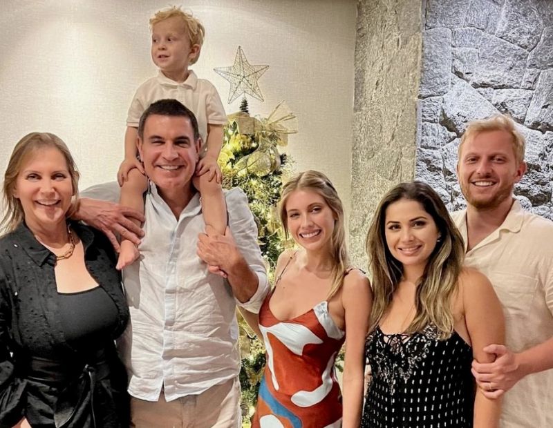 José Roberto Provesi e Attela, com o neto Arthur, os filhos Helena, Boris e a nora Manoela, em sintonia de Natal