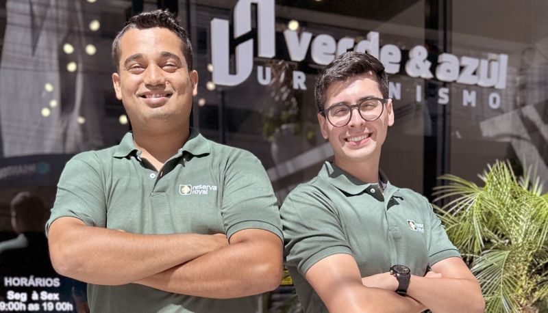 Julio Monteiro e Willian Kiokhofel, do team Verde & Azul Urbanismo, leia-se família Bayer, que inaugurou em Meia Praia, mais uma Central de Negócios, que apresenta o Reserva Royal, um lugar dos sonhos para você morar com real qualidade de vida, junto a natureza. Já quero conhecer!