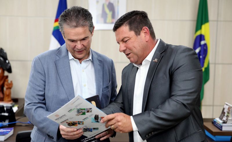 O presidente do Sindipi, Agoniado, ops, Agnaldo dos Santos, com o ministro da Pesca e Aquicultura, André de Paula (foto: divulgação)