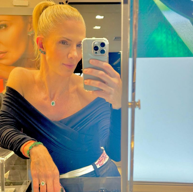 Joias: A D’Vie Joalheria, do Balneário Shopping, promoveu uma exposição de joias exclusivas. Entre as convidadas do petit comité estava a empresária da moda, Flávia Pontara. (foto: Reprodução Instagram)