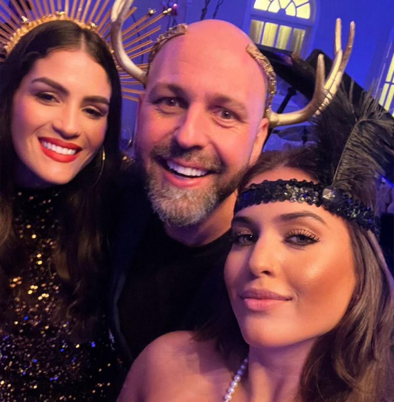 ANIVERSÁRIO: João Carlos Mulari festejou idade nova em Itajaí. A festa rolou no Clube Guarani e reuniu amigos do aniversariante, que ousaram nos looks, criando um ambiente elegante e nostálgico. Na foto estão Nara Hari, João Mulari e Isabela Trizotto. 