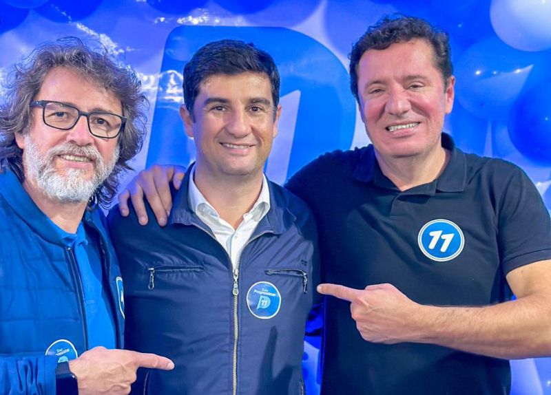 “15 lá e 11 aqui!” Os pré-candidatos a prefeito Edson Piriquito (MDB/Camboriú) e André Meirinho (PP/BC) se abraçaram. Na imagem com o Fernandinho, presidente do Progressistas da terra da pedrada  (foto: divulgação)