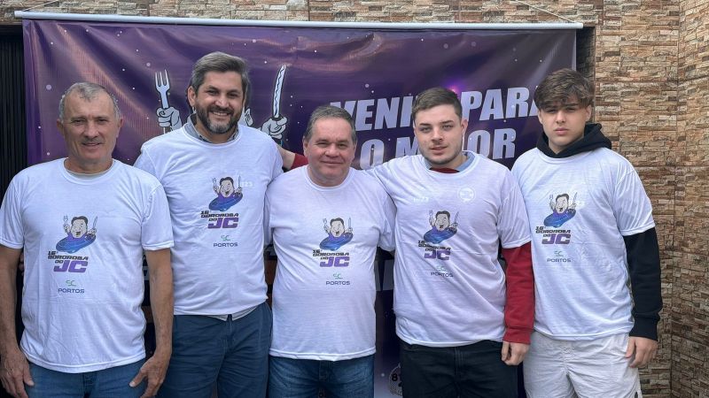 Todo mundo na Gororoba! O candidato a vereador de BC, Dudu Mafra (PP), com o Vitor, João e Rubinho (foto: divulgação)