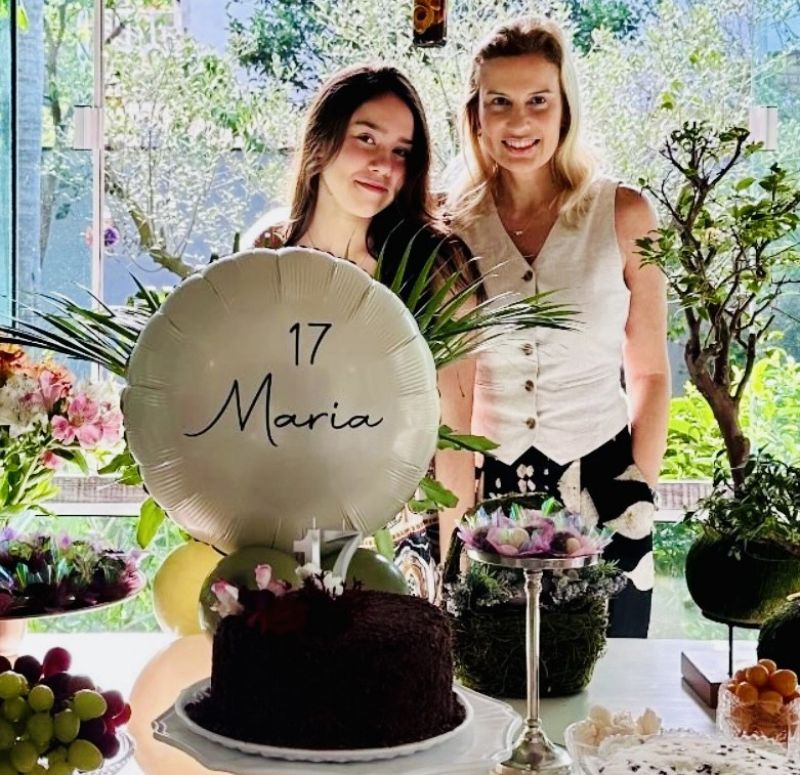 A Maria Alice Vieira Aranha fez 17 anos e ao lado da mãe, Samara, muitos amigos e familiares ...</div></div>
<div class=