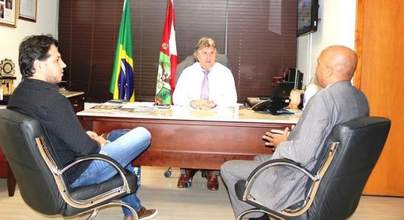 Puxa-saquismo? Na casa do povo da Dubai city está na pauta projeto de decreto legislativo do vereador ex-vampiro banguela e dublê de conde Drácula, Nilson Probst (MDB), que outorga ao senhor Leonel Júnior Pavan o título de “Cidadão Benemérito” de Balneário Camboriú. O Leonel Júnior é filho do ex-tudo, prefeito eleito de Camboriú, Leonel Pavan (PSD) (foto: divulgação)