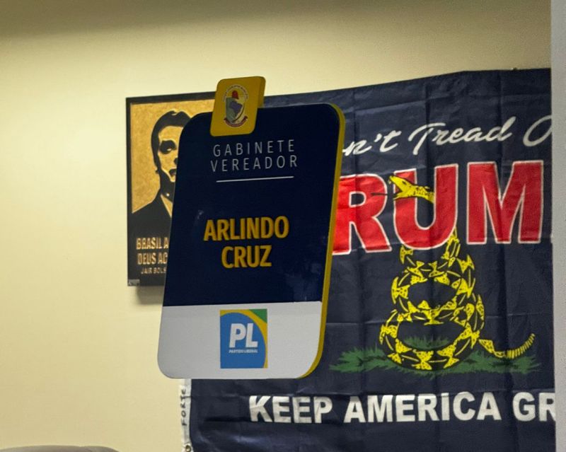O vereador Arlindo Cruz (PL) colocou no seu gabinete fotos do Jair Bolsonaro e do presidente eleito dos Estados Unidos. Será que tá preparando o gabinete pro vereador eleito Jair Renan Bolsonaro (PL)?  (foto: divulgação)