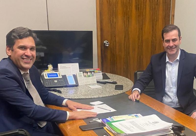 Encantado com a praia Brava, em Itajaí. O deputado federal Carlos Chiodini (MDB) recebeu seu colega de parlamento, Isnaldo Bulhões (MDB), de Alagoas, que é cotado para assumir na reforma ministerial a toda poderosa SRI (Secretaria de Relações Institucionais) (foto: divulgação) 