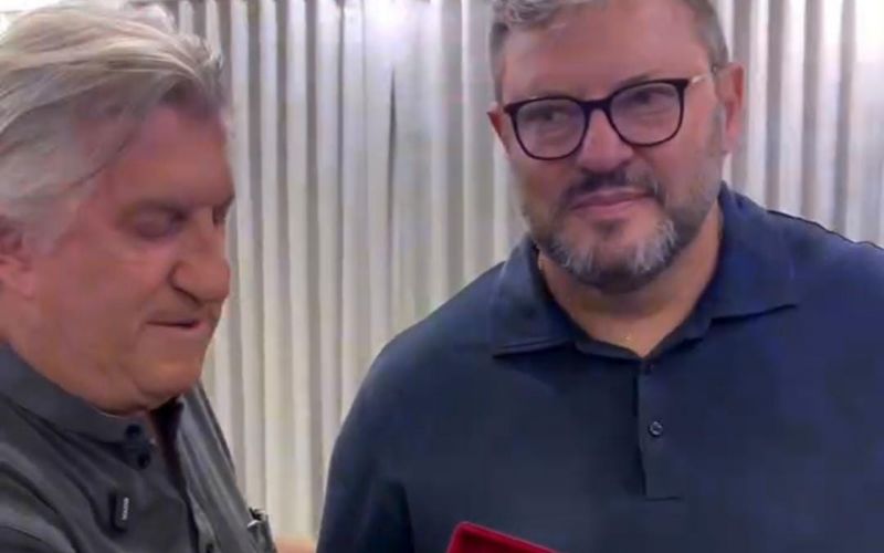 Pirica endoidou! O prefeito ex-tudo de Camboriú, Leonel Pavan (PSD), convida o ex-prefeito Elcio Bisturi Kuhnen (MDB) pra dar uma chegadinha