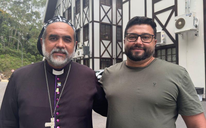 O ex-candidato a presidente, Padre Kelmon (PL), está na Santa & Bela Catarina promovendo o Foro do Brasil, movimento de direita presidido por ele. Na foto com o vice-presidente do Foro em SC, Danilo Visconti, de Brusque (foto: divulgação)