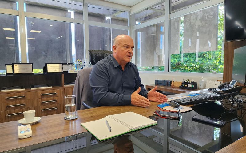 Perrengue! O Conselho Regional de Engenharia e Agronomia de Santa Catarina (Crea-SC) e o Sindicato dos Engenheiros no Estado de Santa Catarina (Senge-SC) contestaram a nomeação do advogado André Leme da Silva Fleury Bonini para o cargo de diretor-geral de Engenharia do Porto de Itajaí. O presidente do Crea-SC, eng. Kita Xavier, destaca que a nomeação ignora a qualificação necessária para a função  (foto: Rogério Pires/CVB)