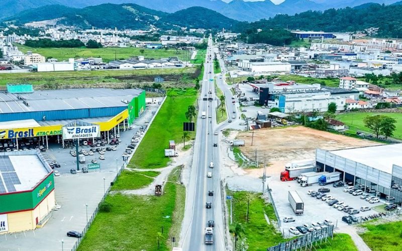 Provocação: Após apostar com o governo federal, garantindo que termina a Via Mar antes de a BR 101 ser revitalizada, o governador Jorginho Mello agora quer a estadualização da BR-282, pedindo apenas que se mantenham os custos de conservação. A BR 282 tem cerca de 680 km e liga Florianópolis a Paraíso, no extremo Oeste, na fronteira com a Argentina.